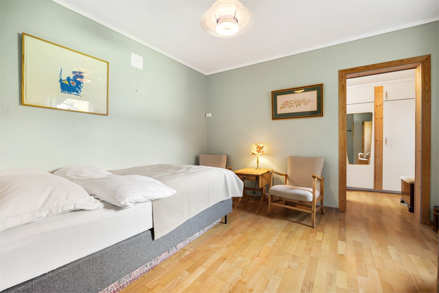 Soverommet har adkomst til to innebygde skap/kott, samt walk-in garderobe.