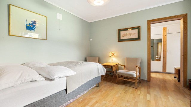 Soverommet har adkomst til to innebygde skap/kott, samt walk-in garderobe.