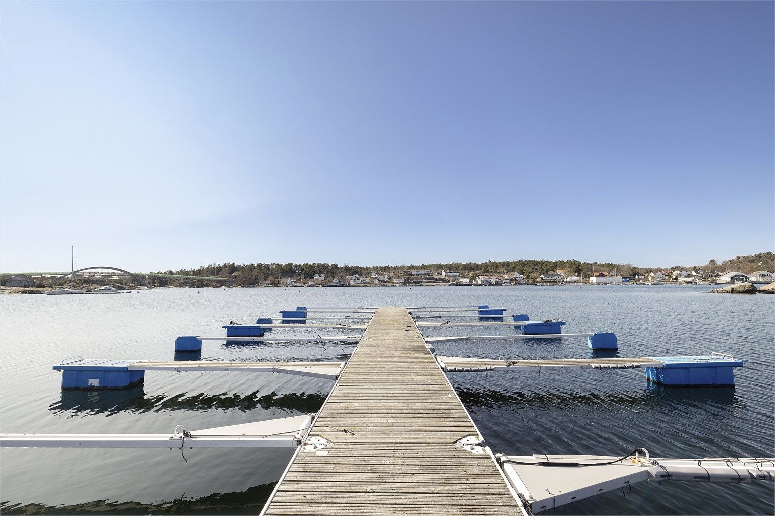 2 båtplasser og bryggerett medfølger. 