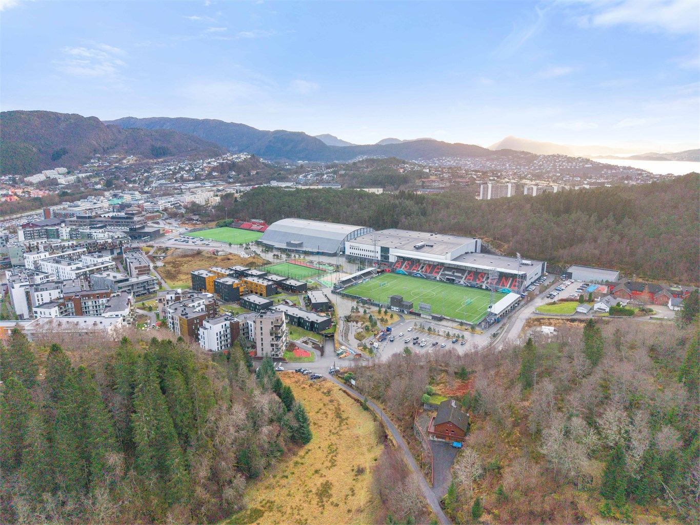 Tomten ligger rett ved Åsane Arena og Horisont kjøpesenter. Meget sentralt med "alt" av fasiliteter i gangavstand. 