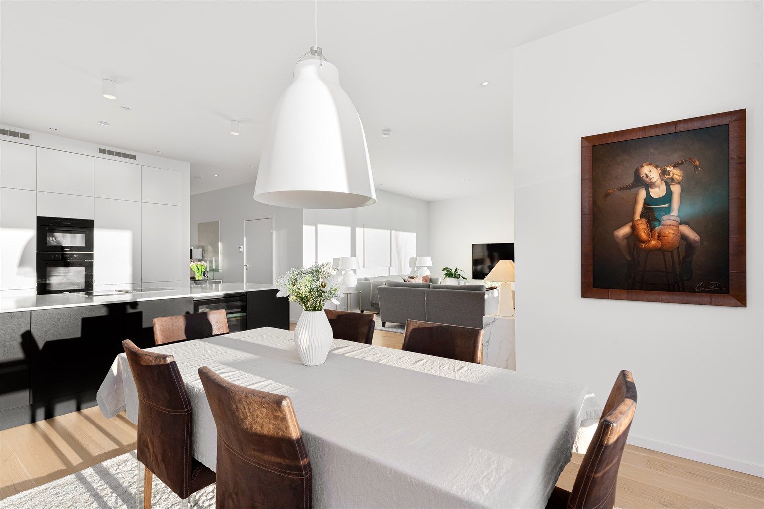 Fra spisestue mot kjøkken og stue