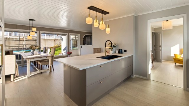 Kjøkkenet har åpen forbindelse mot spisestuen og direkte utgang til terrassen.