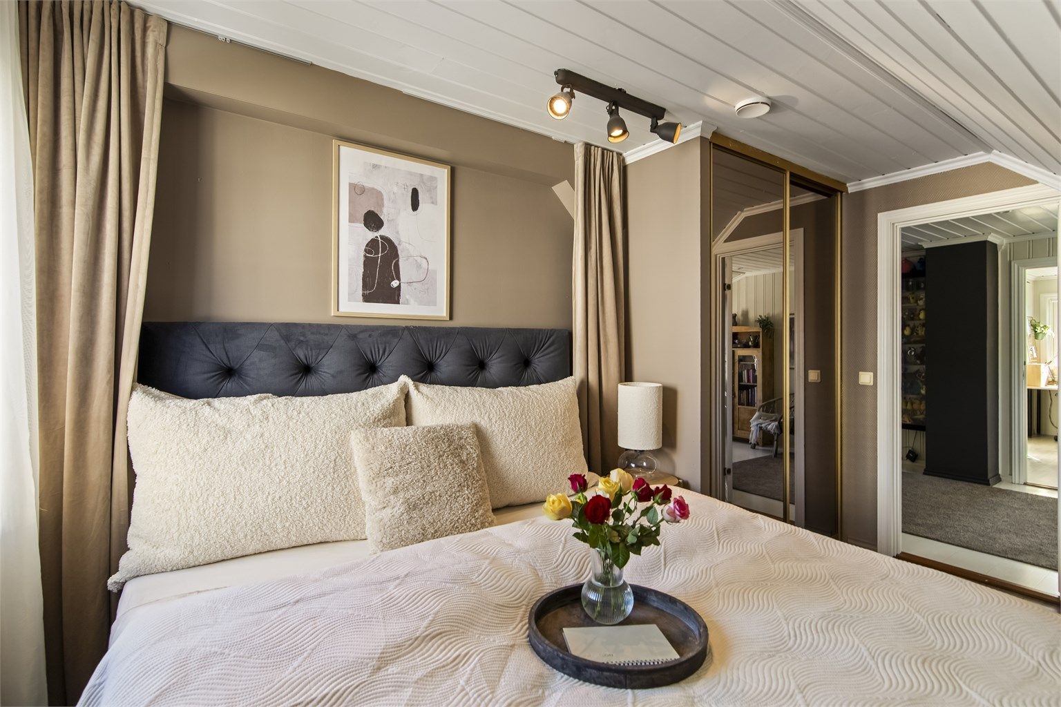 Skyvedørsgarderobe med speilfronter