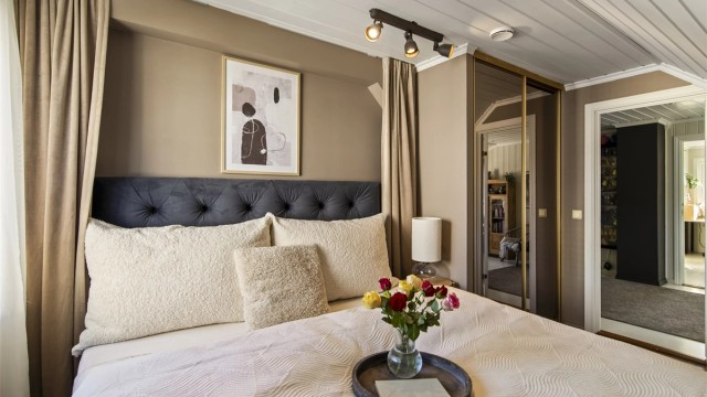 Skyvedørsgarderobe med speilfronter