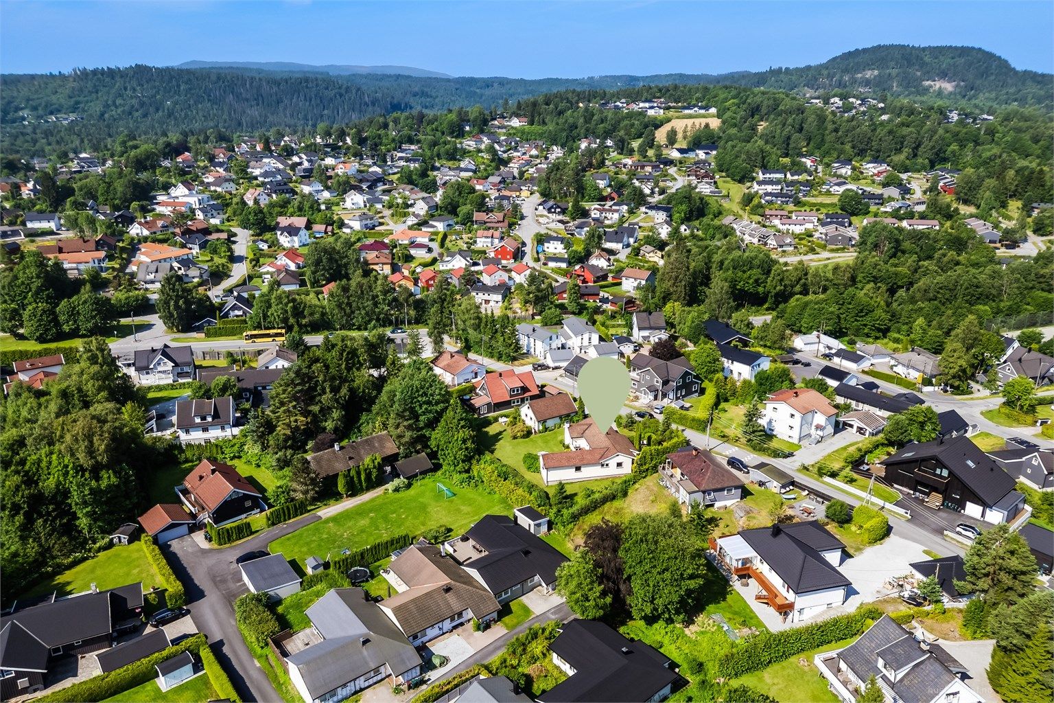 Eiendommen har en praktisk beliggenhet med kun 600 m til barneskole og barnehage.