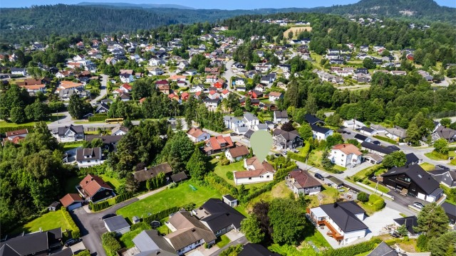 Eiendommen har en praktisk beliggenhet med kun 600 m til barneskole og barnehage.