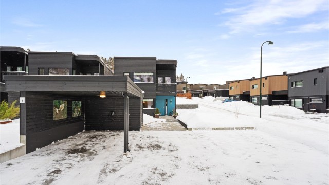 Fasadebilde av bolig med overbygget parkeringsplass