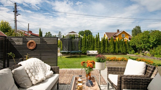 Stor, vestvendt terrasse med direkte utgang til hagen.
Foto: Lars Gartå