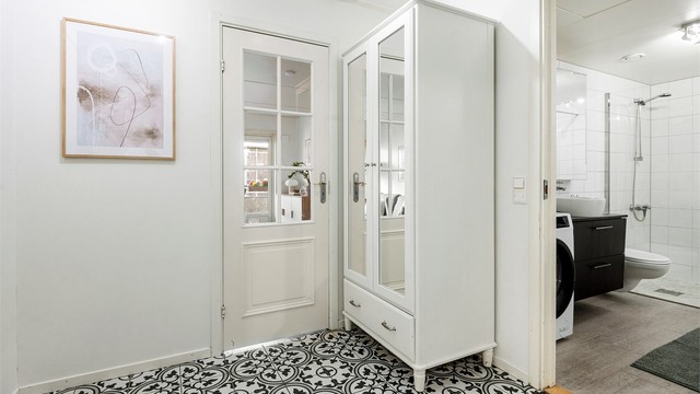 Fra entrèen er det også adkomst til en innvendig bod på 2,5 kvm som i dag blir benyttet som walk-in closet.
