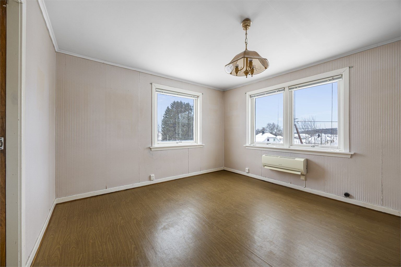 Oppvarming med varmepumpe og peis i stuen.