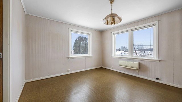 Oppvarming med varmepumpe og peis i stuen.