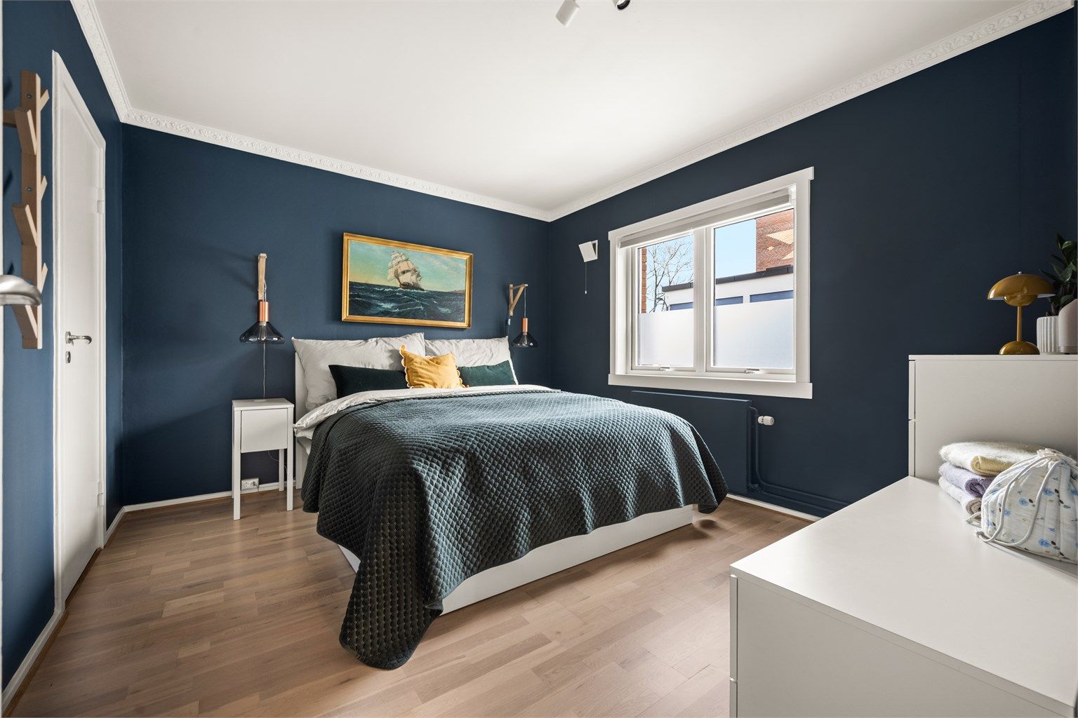 Soverommet er romslig og har god plass til dobbeltseng.