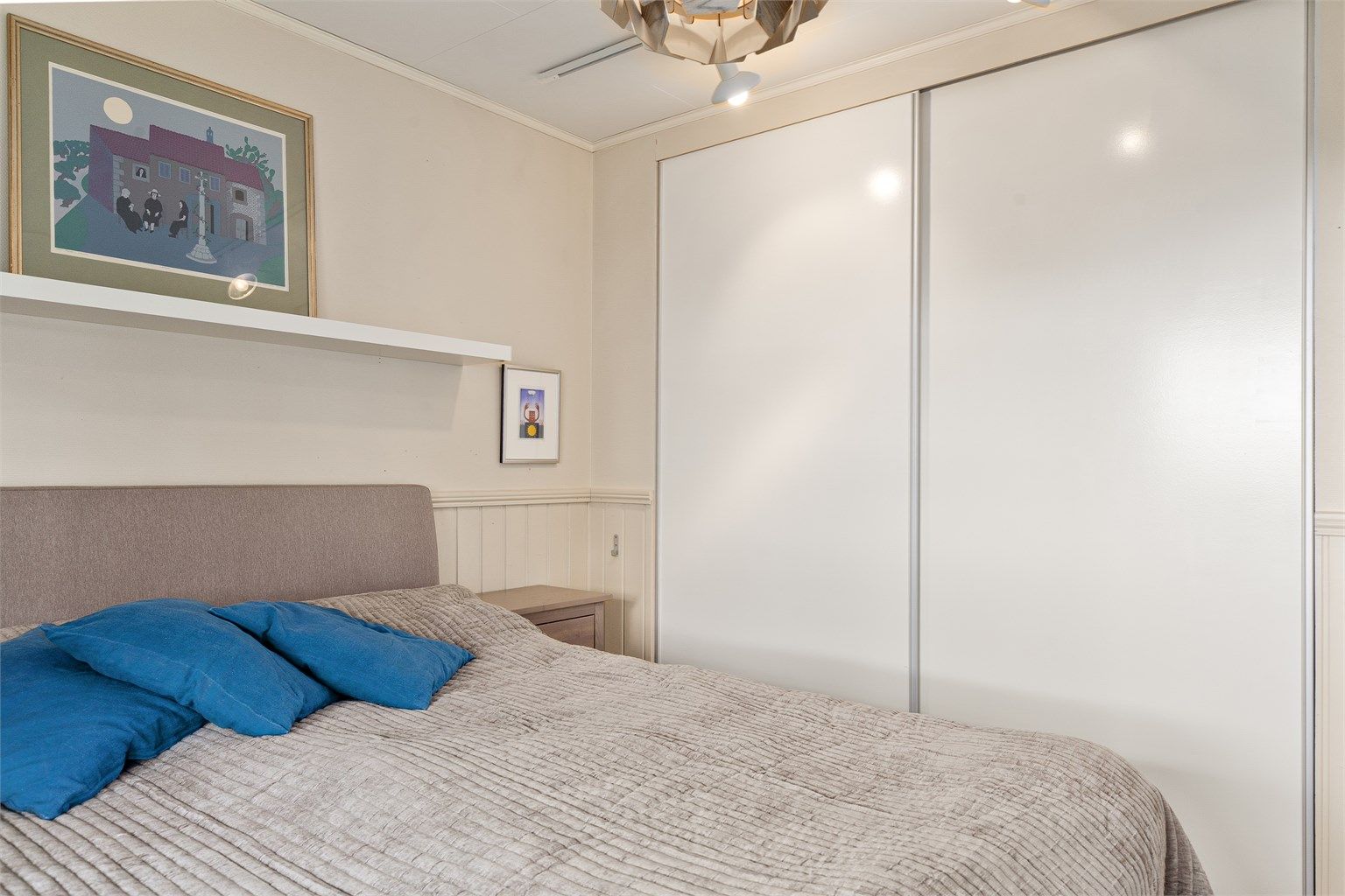 Skyvegarderobe på soverom 1