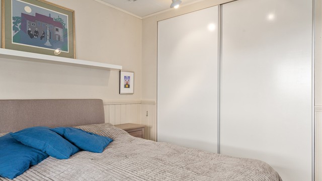 Skyvegarderobe på soverom 1