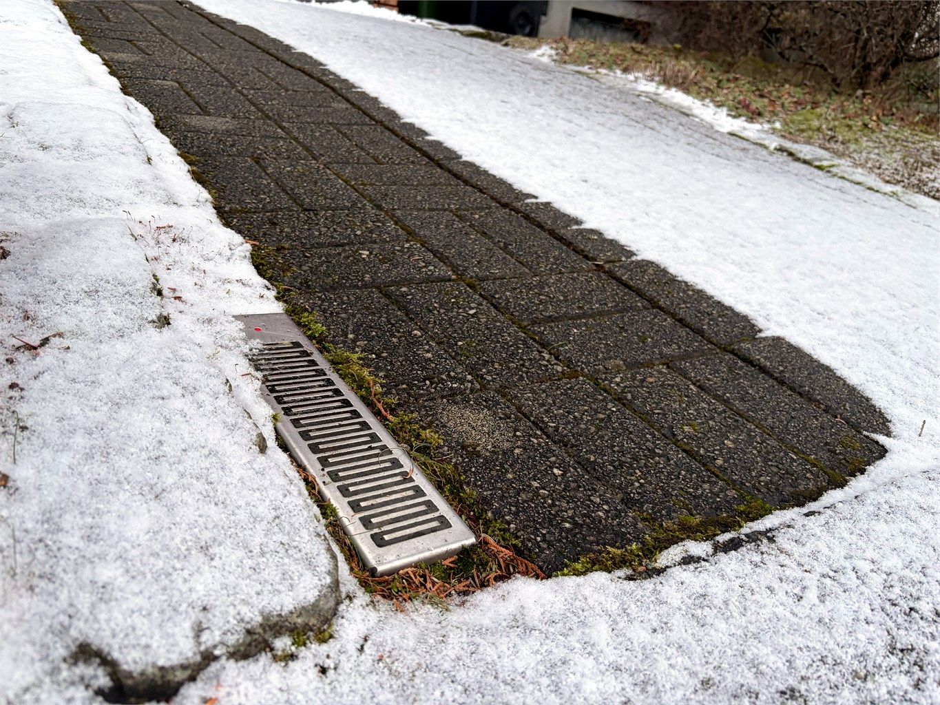 Deler av inngangspartiet til boligen har varmekabler for is- og snøsmelting med sensor installert i 2010.