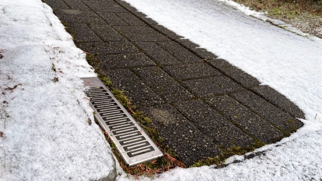 Deler av inngangspartiet til boligen har varmekabler for is- og snøsmelting med sensor installert i 2010.