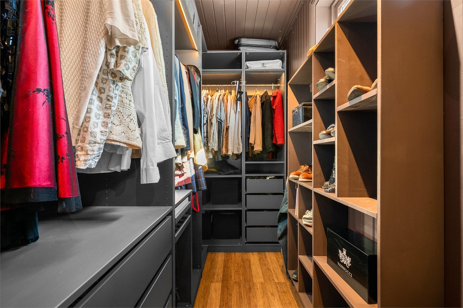 Praktisk walk-in-garderobe med svært gode oppbevaringsmuligheter for klær, sko og tilbehør.