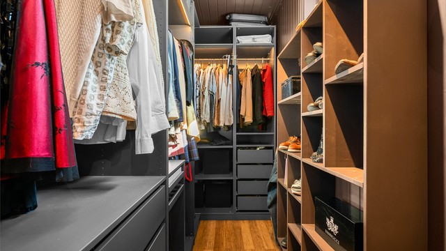 Praktisk walk-in-garderobe med svært gode oppbevaringsmuligheter for klær, sko og tilbehør.