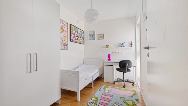 Soverom IV har også plass til seng og skrivepult om man ønsker. Det er også garderobeskap her som medfølger.
