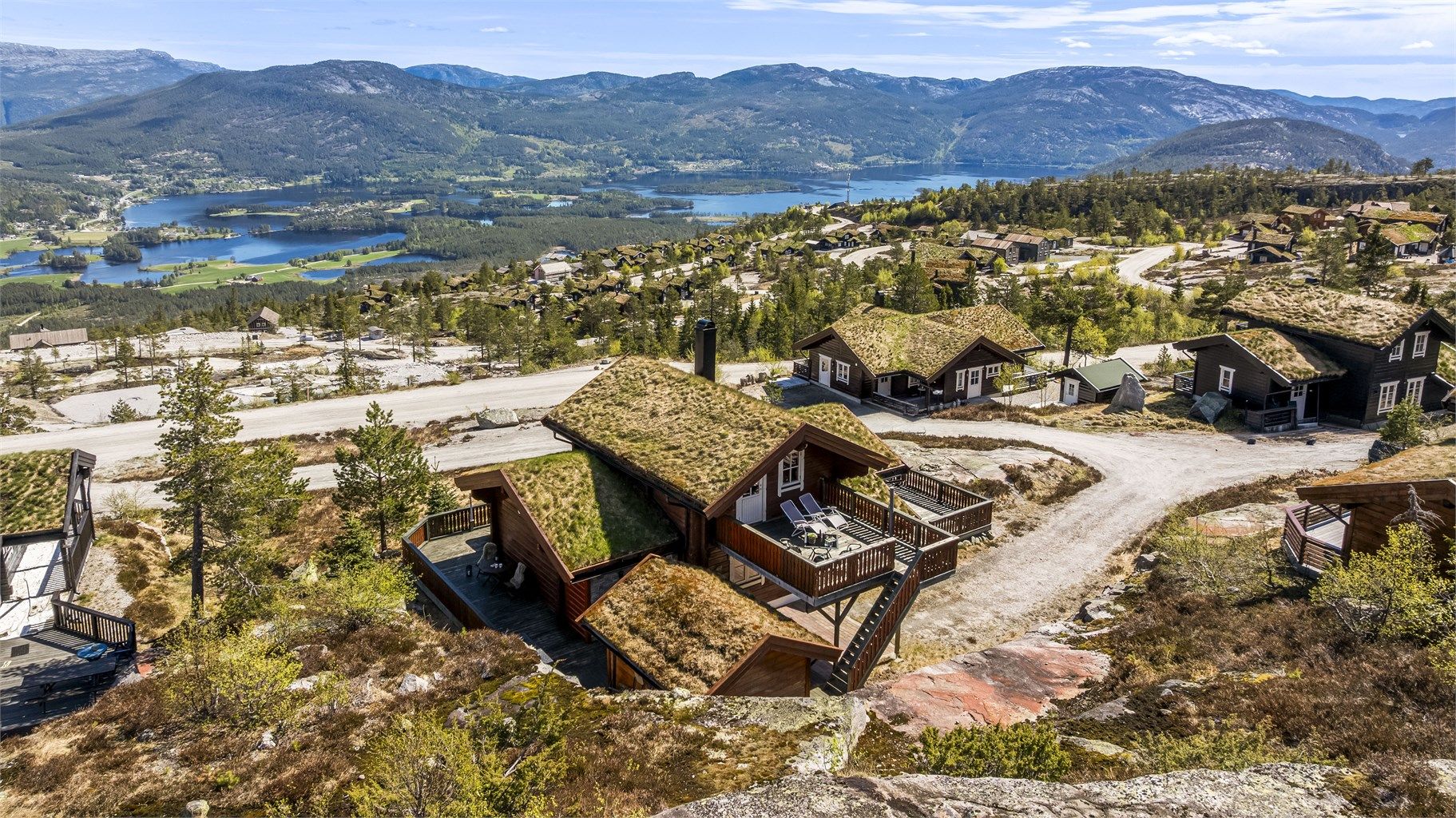 Hytta ligger på over 700 meters høyde, med en fantastisk utsikt over Vrådal.