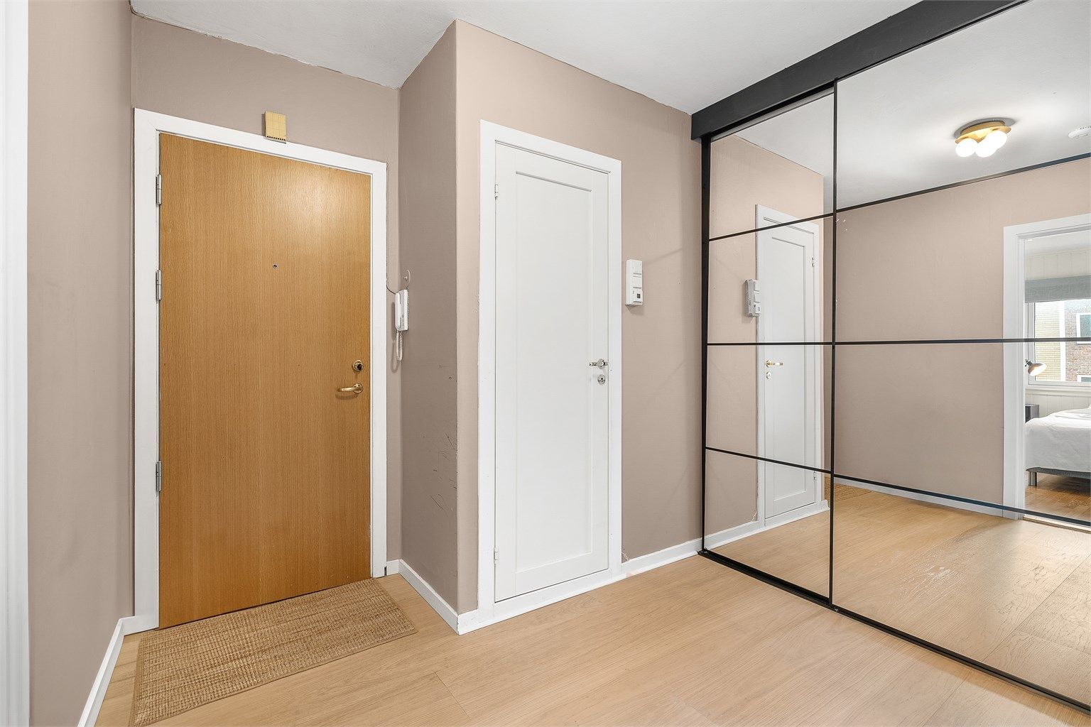 I tillegg til garderobe i gangen, disponerer leiligheten en stor bod på loftet og en mindre i kjelleren.