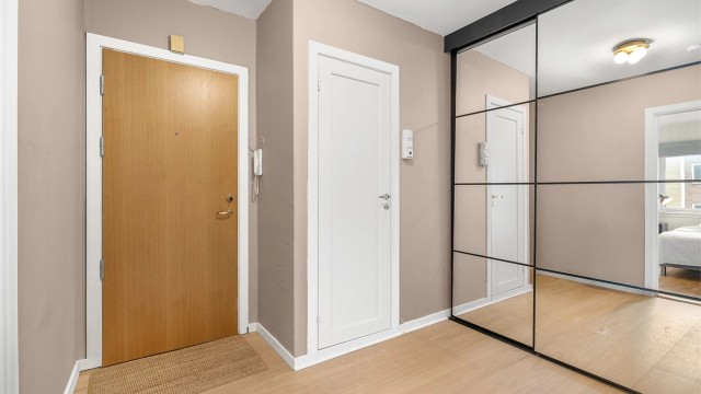 I tillegg til garderobe i gangen, disponerer leiligheten en stor bod på loftet og en mindre i kjelleren.