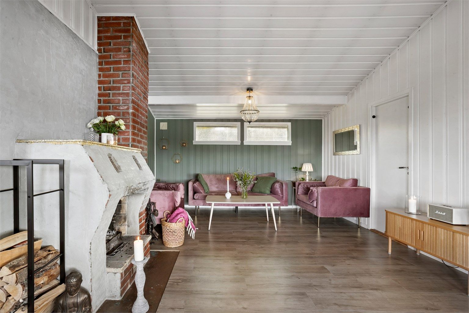 Lys og romslig stue med god plass til sofagruppe.