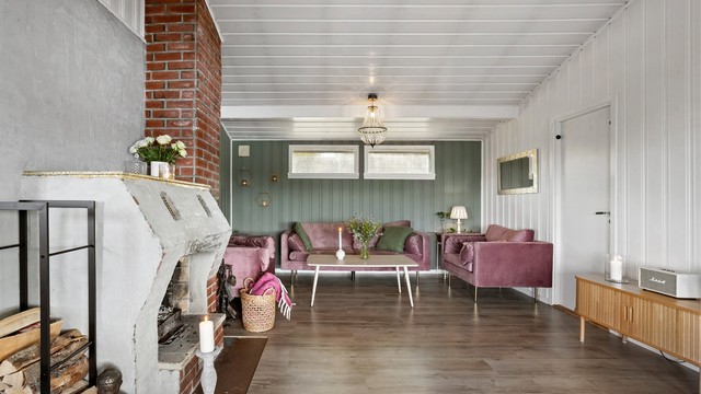Lys og romslig stue med god plass til sofagruppe.