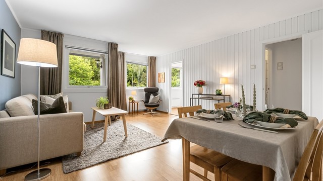 Det er mange tilsvarende leiligheter som har etablert soverom i stuen (der vinduet er plassert foran balkongen) og åpnet alkoven inn til stuen