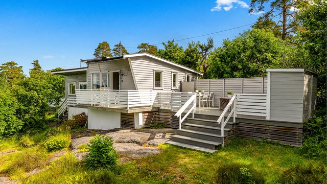 Fri og meget solrik beliggenhet med sol fra morgen til kveld. Videre kan eiendommen også skilte med nydelig utsyn til sjøen, både fra stuen og hyttas uteplasser.