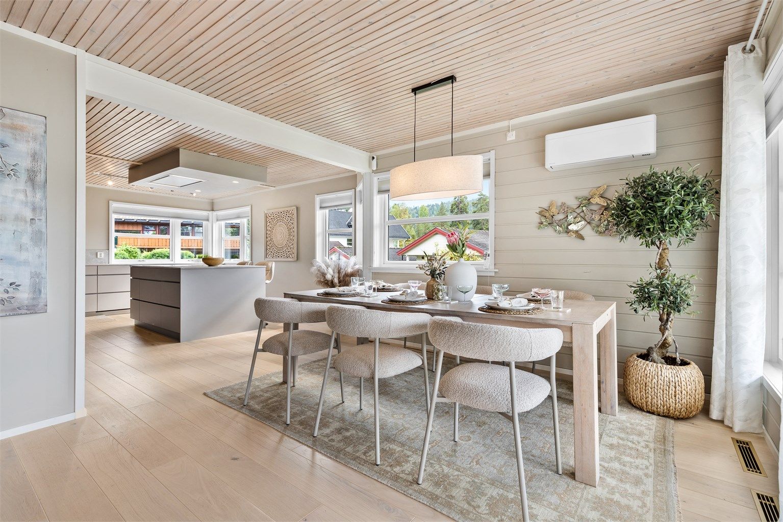 Lys og pen bolig. Åpen løsning mellom kjøkken, spisestue og stue. Moderne og elegant kjøkken fra 2024, med integrerte hvitevarer.