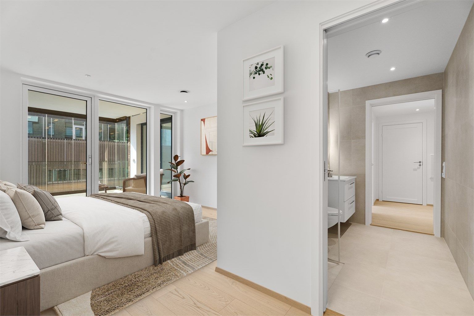 Gjennomgang fra bad til stue og soverom 