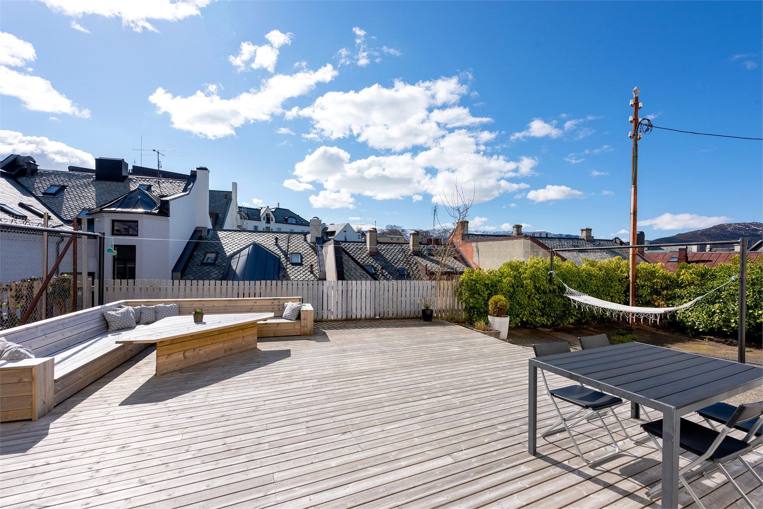 I bakgården er det en hyggelig, felles terrasse med gode møbleringsmuligheter. Foto: Stian Wiik