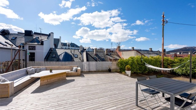 I bakgården er det en hyggelig, felles terrasse med gode møbleringsmuligheter. Foto: Stian Wiik