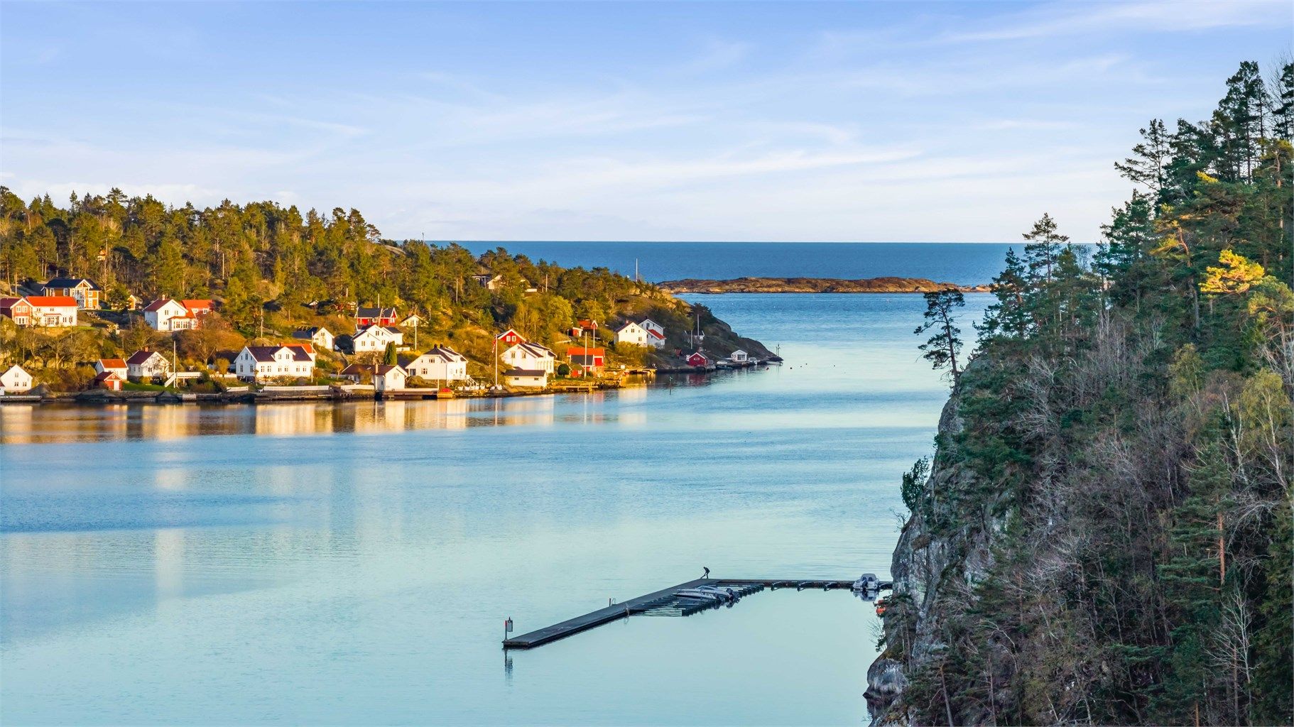 Eiendommen har i tillegg tinglyst båtplass i fellesanlegg.