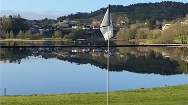 Fra green på hull 1 skimtes huset rett til venstre for flagget