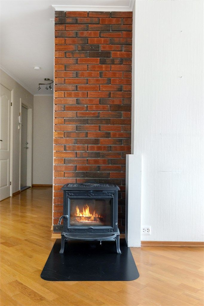 Ildstedet i stuen gir ekstra varme på kalde vinterdager. 