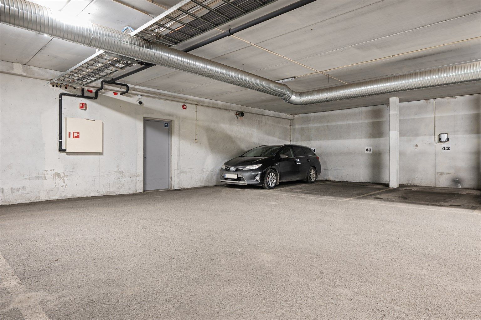 Leiligheten disponerer en parkeringsplass i sameiets felles garasjeanlegg.