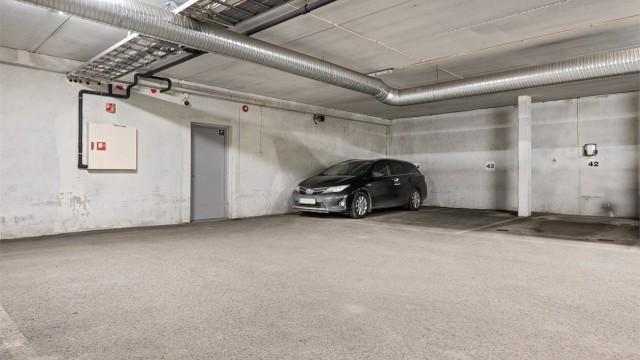 Leiligheten disponerer en parkeringsplass i sameiets felles garasjeanlegg.