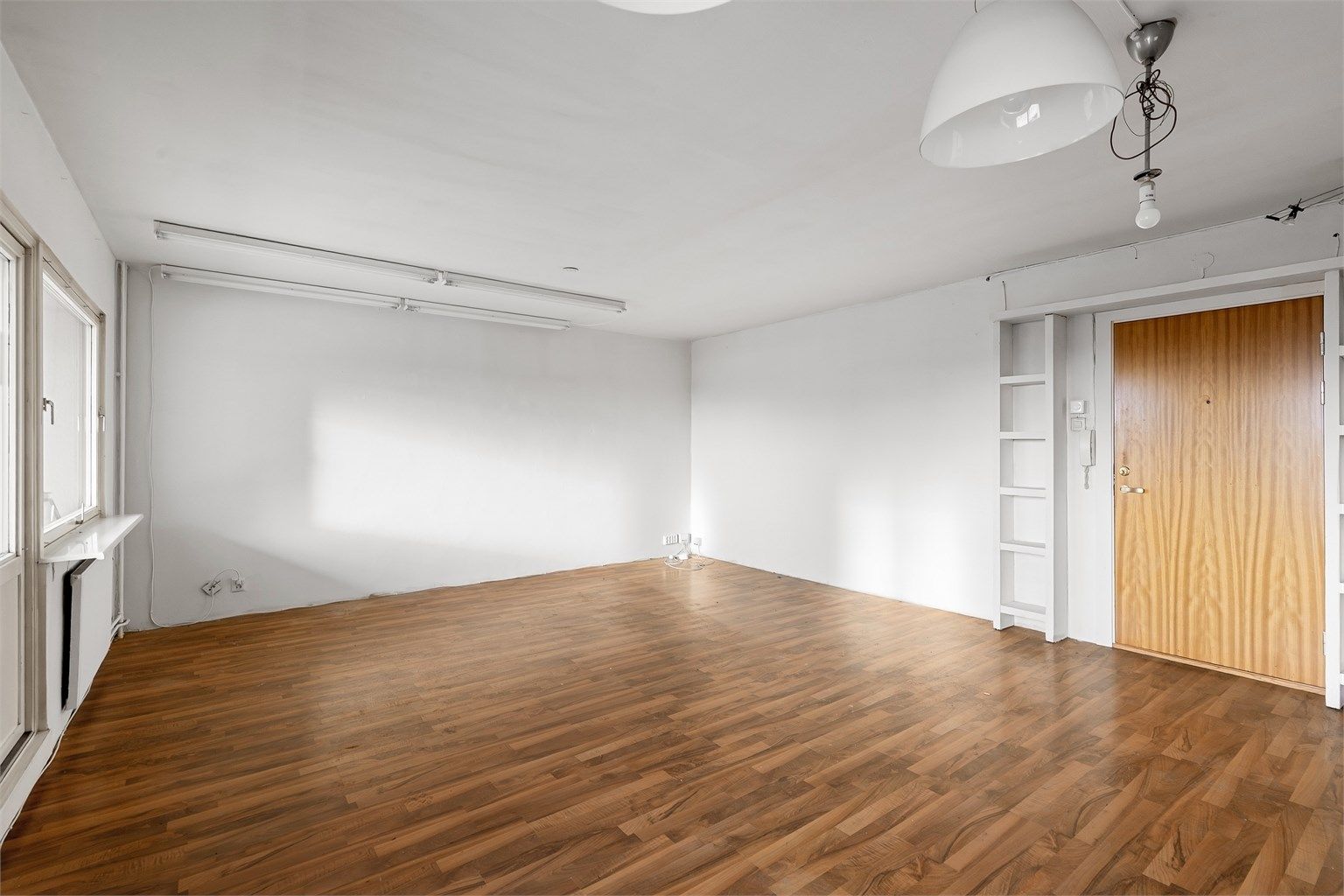 Gjennomgående gulv og lyse vegger gir et helhetlig inntrykk og et godt utgangspunkt.