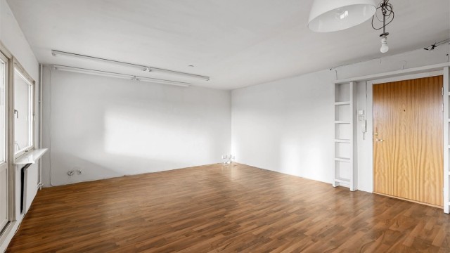 Gjennomgående gulv og lyse vegger gir et helhetlig inntrykk og et godt utgangspunkt.