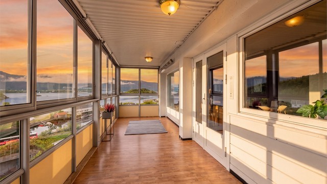 Kveldsteming på den innglassede balkongen med nydelig utsikt over Borgundfjorden