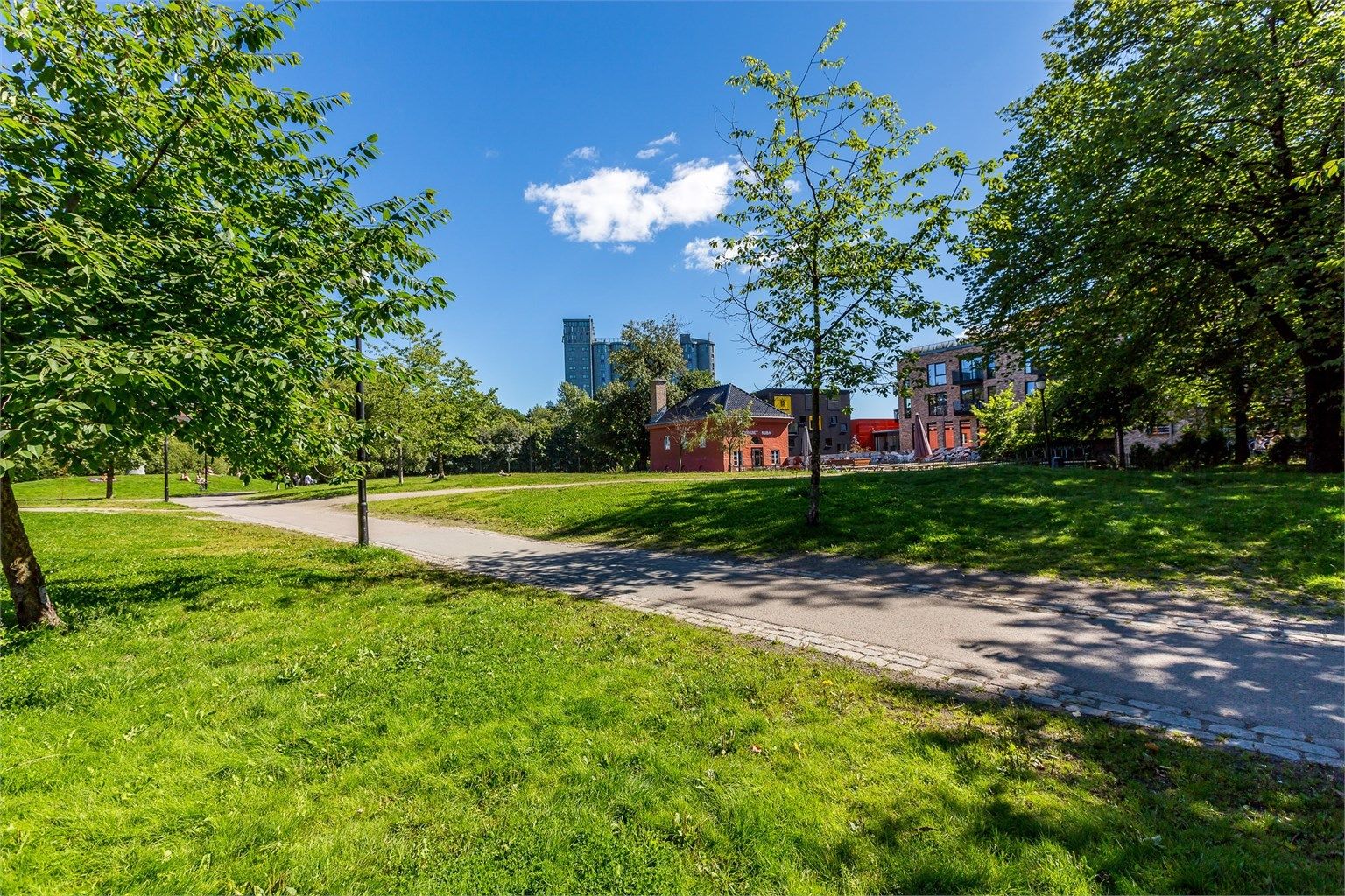 Mange parker i områder, bl.a. Akerselva. Her fra Kubaparken og Fyrhuset Kuba.