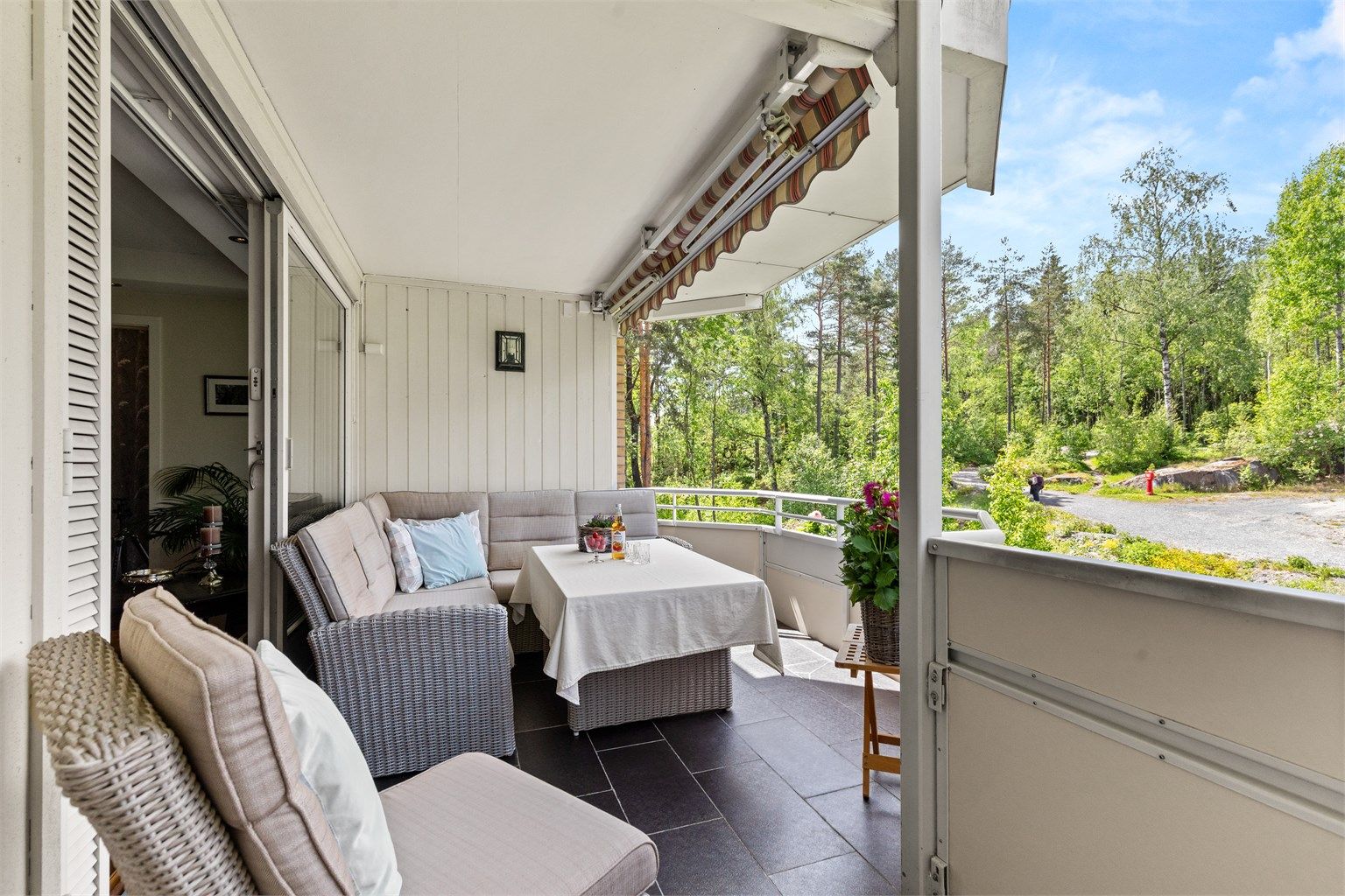 Her er det perfekt å nyte årets varmere dager og balkongen funker som en fin forlengelse av stuen.