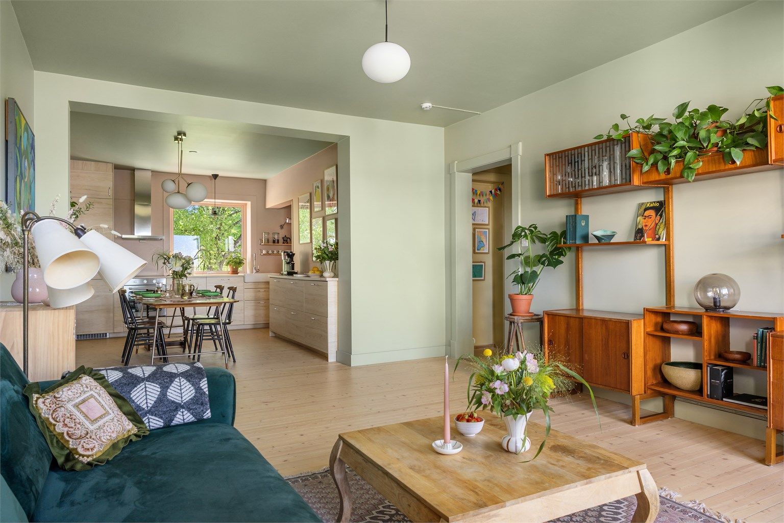 Vi har gleden av å presentere denne luftige og stilfulle 4-roms leiligheten på populære Etterstad.