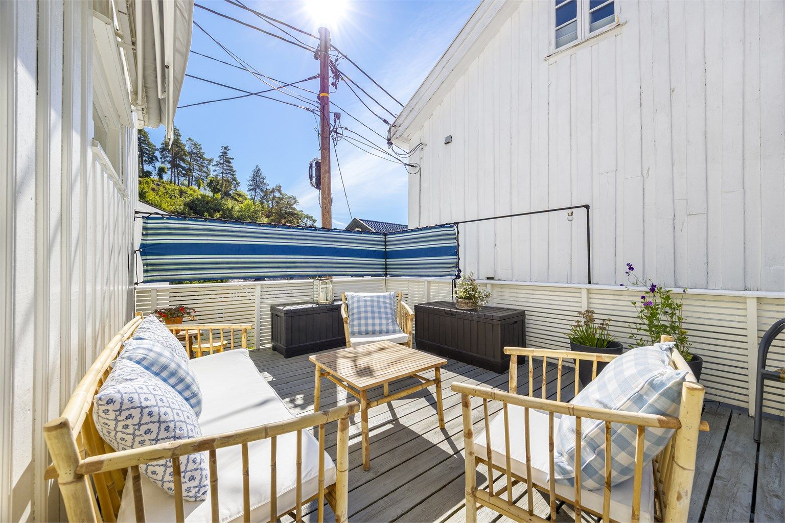 Den skjermede treterrassen på 18 m² har god plass til en hyggelig sittegruppe.