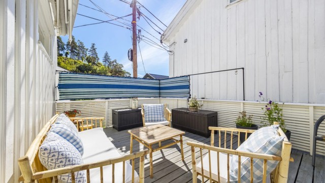 Den skjermede treterrassen på 18 m² har god plass til en hyggelig sittegruppe.