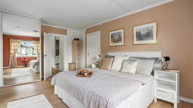 God oppbevaringsplass i skyvedørsgarderobe med speilfronter.