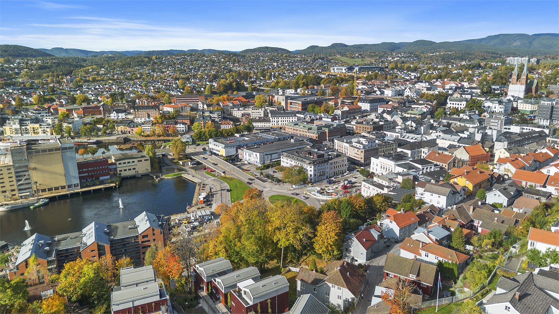 Boligen ligger meget sentralt til, med gangavstand til Skien sentrum med både butikker, kafeer og restauranter, kultur- og uteliv.