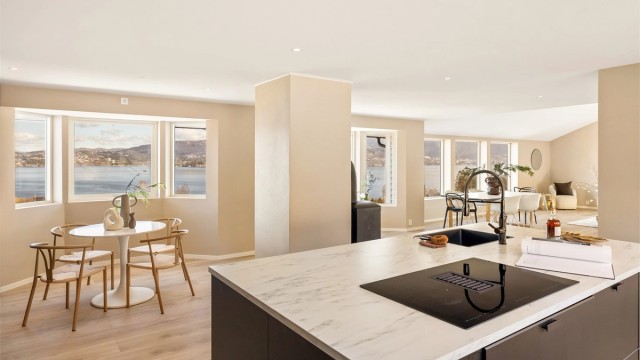 Velkommen til Skorvavegen 30 - Presentert av Bernt Ådlandsvik og Herman Hauge for Eiendomsmegler Krogsveen. Kun ca 20 minutters kjøretur unna Bergen sentrum byr vi på denne lekre eneboligen.